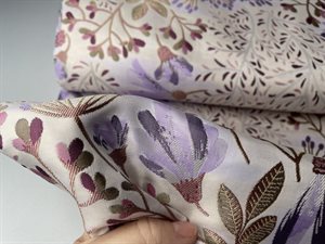 Fastvævet jacquard - blomster i lilla nuancer på lys bund 